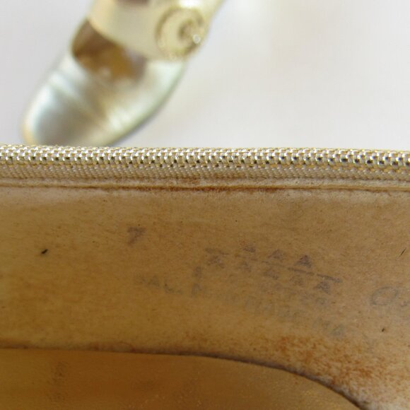 Vintage Town & Country Mary Janes Women's Metallic Leather Gold Pumps Shoes - Picture 11 of 12
